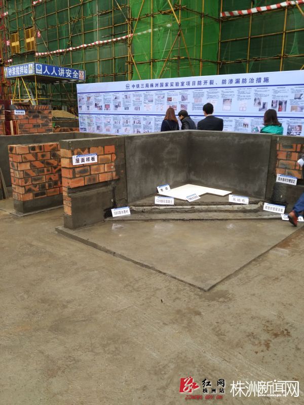 图一：工地前的实物工艺样板。 陈洲平 