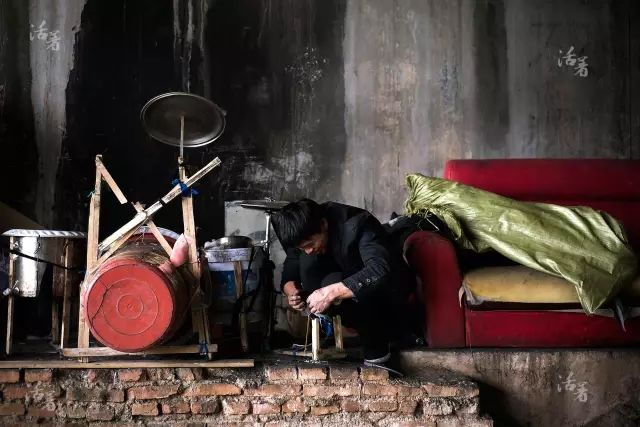 强迫症、拾荒、住桥洞,一个湖南鼓手的十年音