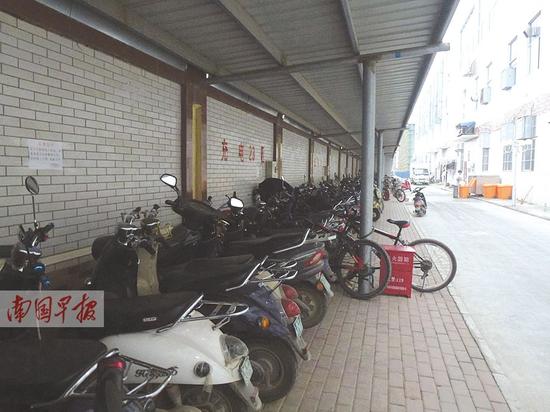 该校校园里，停放着大量电动车。记者 蒋晓梅摄