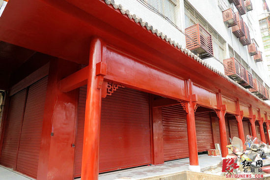 漂亮的红漆柱为此次仿古的亮点之一