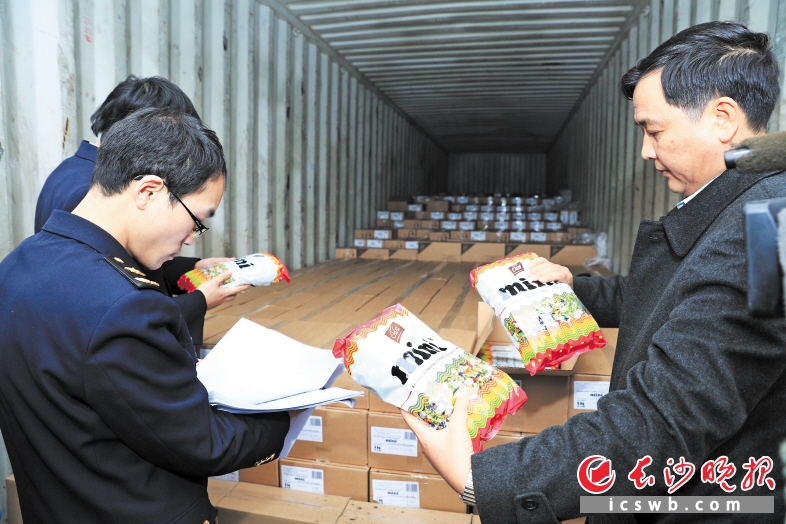 检验检疫人员正在开箱查验进口货物。长沙晚报通讯员 段山林 摄