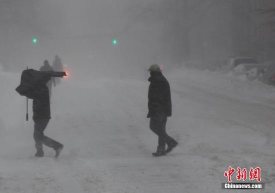 美国强暴风雪已致至少19人遇难 机场公交仍中断