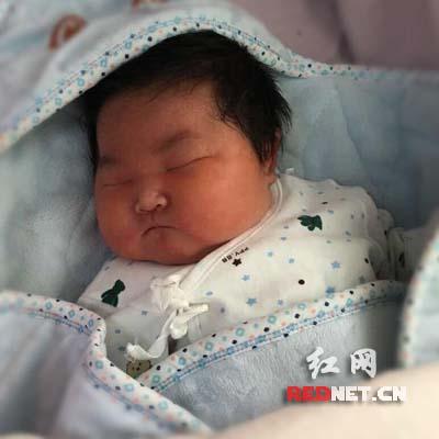 22日上午在湖南省妇幼诞生的巨大儿。
