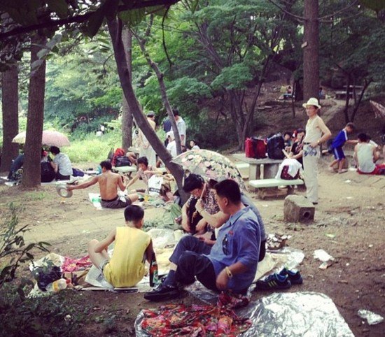 朝鲜人娱乐生活揭秘：在酒吧喝酒 购西式快餐