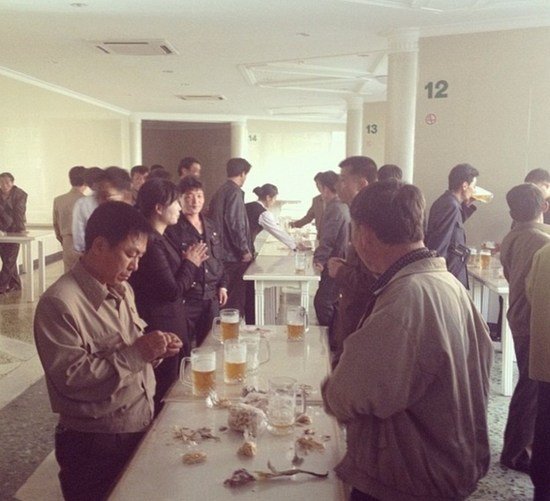 朝鲜人娱乐生活揭秘：在酒吧喝酒 购西式快餐