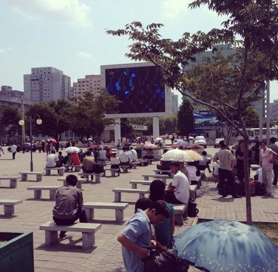 朝鲜人娱乐生活揭秘：在酒吧喝酒 购西式快餐