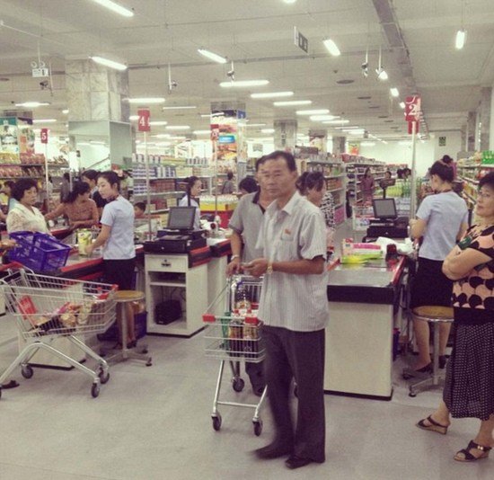 朝鲜人娱乐生活揭秘：在酒吧喝酒 购西式快餐