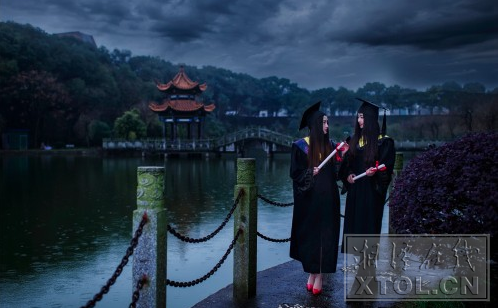 翟芷兰（右）和姐姐一起拍摄的“魔法学院版”毕业照（图片由翟芷兰提供）