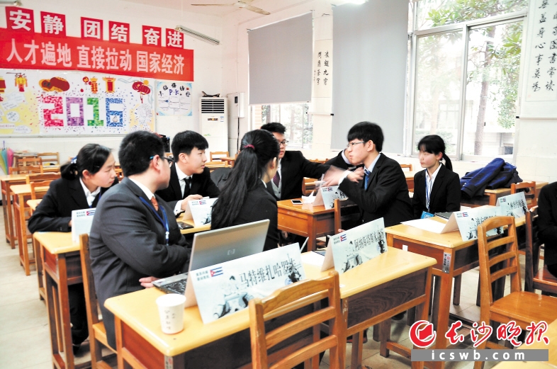 在设于长沙市一中教室里的“美苏内阁危机联动会场”，“外交官”们正在进行讨论。李琪 岳霞 摄影报道