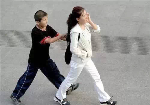 引以为戒：监控下的小偷作案场景集锦