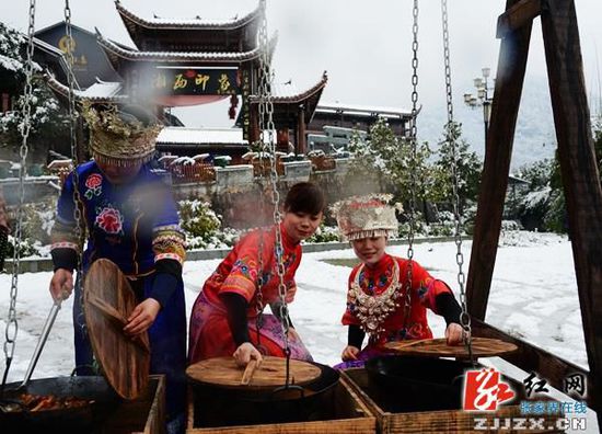 美女在雪地做“火锅”