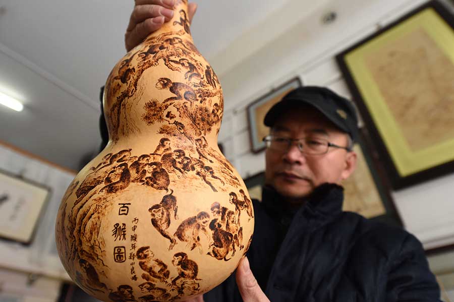 2月1日,葫芦烙画非遗传承人郑小良在葫芦上修饰百猴图。 猴年新春临近,安徽省合肥市瑶海区葫芦烙画省级非遗传承人郑小良利用半个多月的时间,采用烙画的技艺手法,在一只高50厘米、宽23厘米的葫芦上创作了百只猴子,用百猴图表达对猴年的美好祝福。 解琛 摄