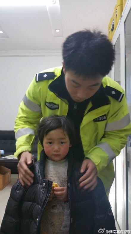 5岁光脚女孩高速路上找妈妈 女孩疑为麻阳口音