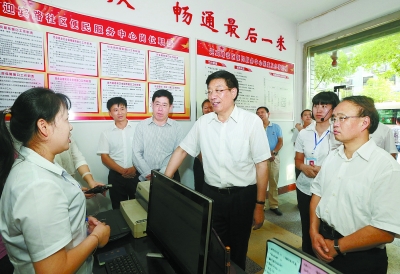 6月24日，省委书记、省人大常委会主任徐守盛在芷江侗族自治县芷江镇迎宾路社区调研。