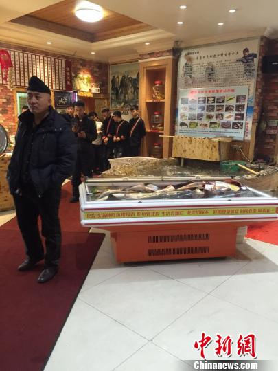 图为带陈岩等人去饭店的司机在饭店中的照片。　当事人供图摄