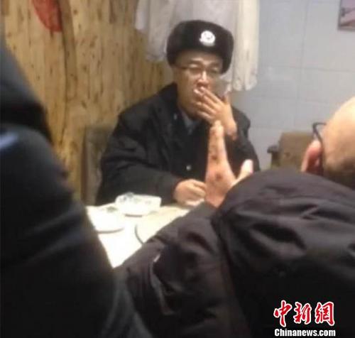 图为陈岩提供的视频中，出警人员有抽烟的行为存在。　当事人供图摄