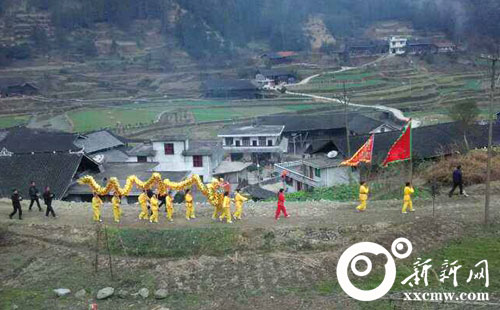 民间舞龙队 "大闹"新化长寿村