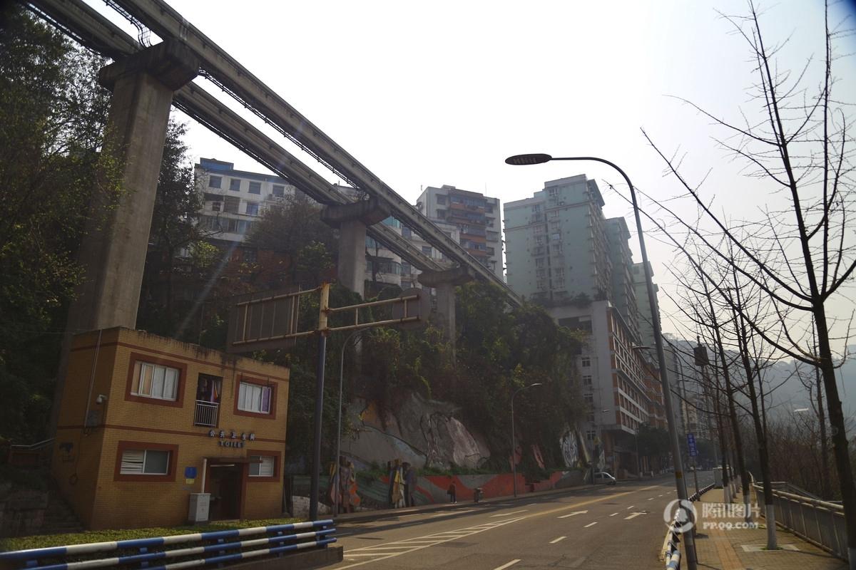 House-crossing metro line a hot tourist spot in SW China's Chongqing - CGTN
