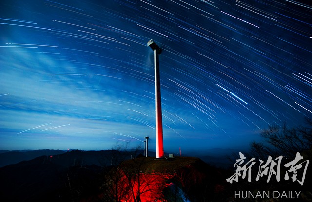 2月28日凌晨,溆浦县紫荆山,流光溢彩的星轨与山顶的风力发电机交相