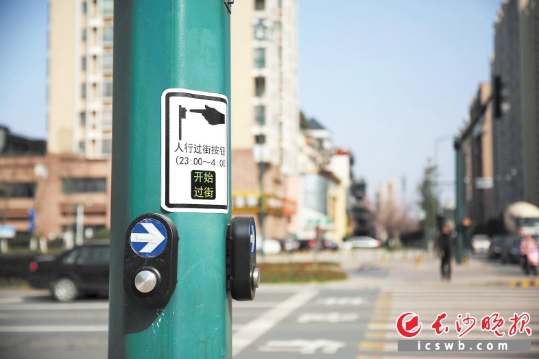 在星沙大道与特立路交会处，信号灯的柱子上装有“人行过街按钮”，行人可以手动控制。长沙晚报通讯员 曾诗怡 摄