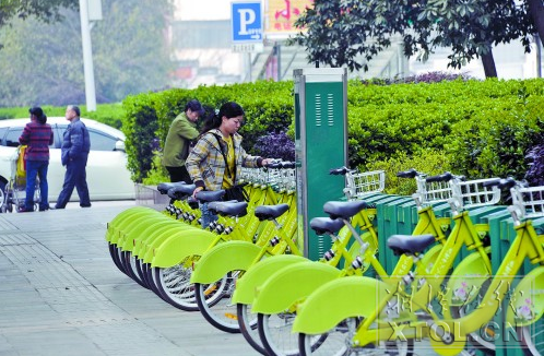 越来越多的市民选择骑公共自行车出行（记者 陈旭东 摄）