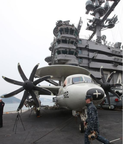 资料图片：美航母斯坦尼斯号将参加韩美联合军演，驶进釜山港。