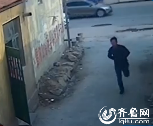 监控记录下男子作案过程。(视频截图)