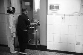 3月18日,西咸新区沣东新城建章路街办东贺村村民张先生家喜添新丁,但迟迟办不下来“准生证”而让张先生一筹莫展,原因是街办计生办的工作人员要求张先生先退还之前领取的独生子女奖励金。