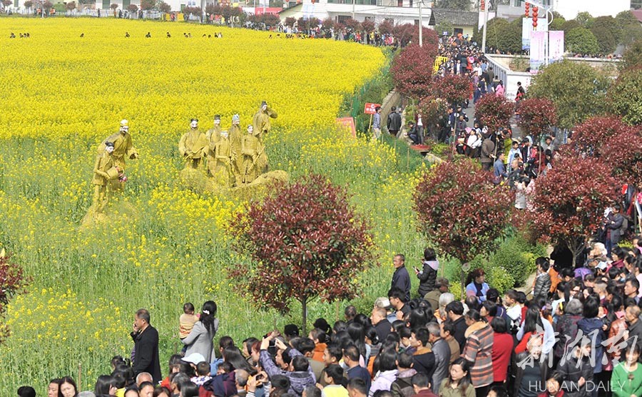 3月19日上午,浏阳市古港镇梅田湖村松山屋场,很多游客慕名前来参观