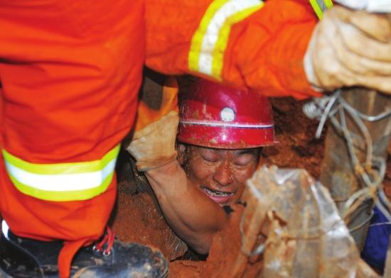 郴州一工地塌方消防员用锅铲+起子救出被埋工人