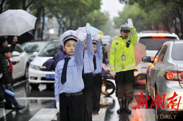 少年开车喊话交警图片_WWW.66152.COM