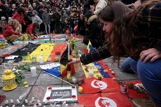 3月23日，在比利时布鲁塞尔，人们在悼念活动中摆放蜡烛。