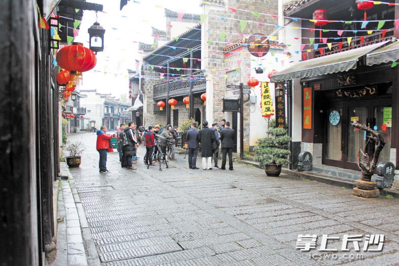一部民国题材的电视剧近日在靖港古街开拍，导游说已经有多部电影、电视在此取景。长沙晚报记者 颜开云 摄