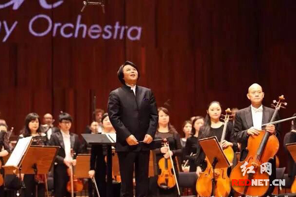 湖南交响乐团在泰国玛希敦大学音乐厅圆满举行了两场专场音乐会，由国家一级指挥肖鸣（左一）执棒指挥，这是第四个登上玛希敦大学音乐厅成功演出的国际乐团。