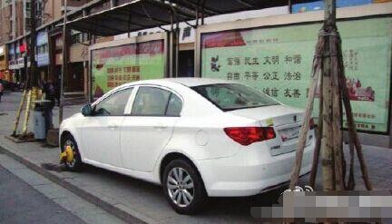 无牌小车上演“最牛停车” 遭城管上锁