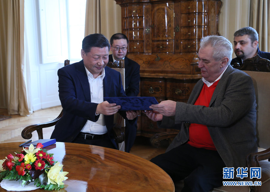 当地时间3月28日，国家主席习近平在布拉格拉尼庄园同捷克总统泽曼举行会晤。新华社记者 兰红光 摄