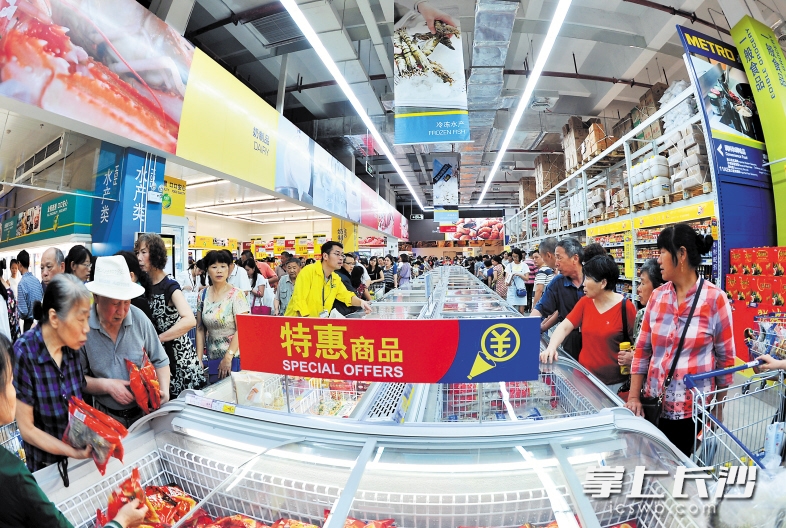 麦德龙岳麓商场人气爆棚。 长沙晚报记者 邹麟 摄