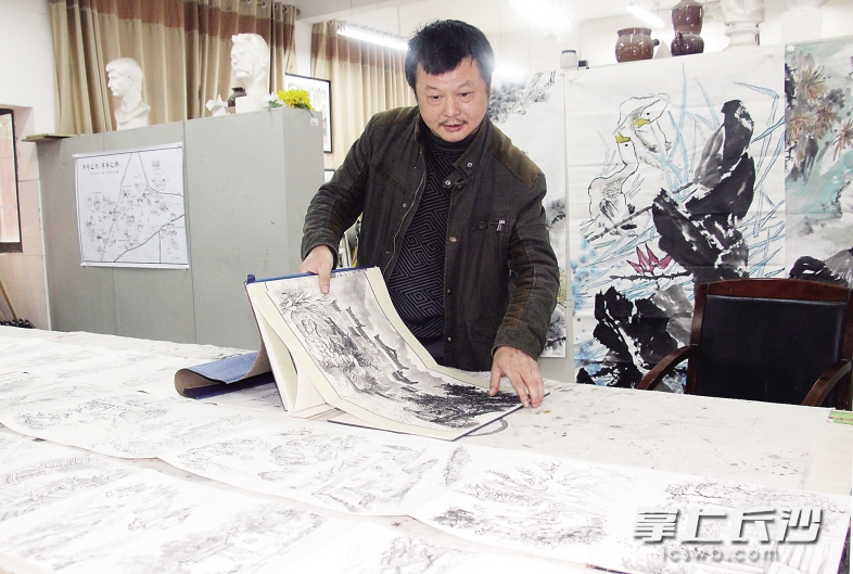 　　陈宏科在工作室展示他的宁乡全域旅游地图手稿。　　长沙晚报通讯员 刘汉光  摄