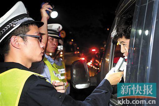 男子喝酒后在人行道上开车百米酒驾被查 称在挪车