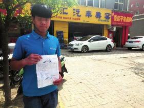 华商报讯(记者 赵国强 实习生 周彤)到洗车店洗车时,洗车工往往会帮客户挪车,然而很多洗车工并无驾驶证。近日,宝鸡一家洗车店员工帮客户挪车时撞倒一辆电动车,该员工因无证驾驶被拘留3天。