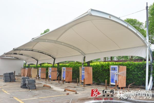 即将投入使用的新能源汽车充电站 谭浩瀚 摄 配 刘平2