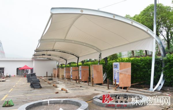 即将投入使用的新能源汽车充电站 谭浩瀚 摄 配 刘平