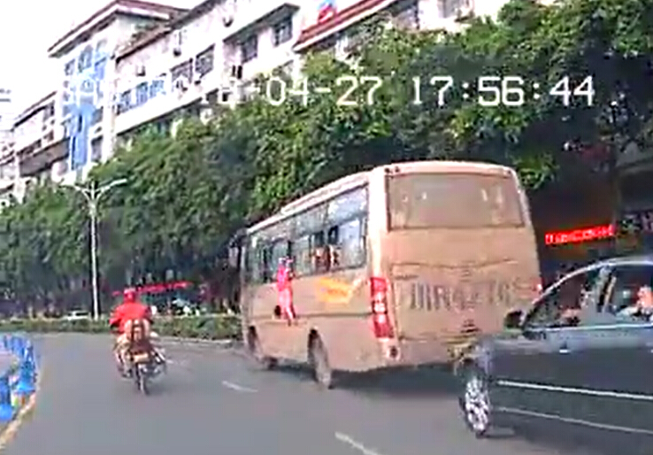 小女孩从车窗翻出的瞬间（视频截图）。图据网络