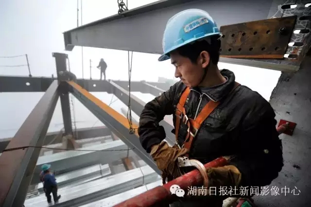 致敬劳动者丨湖南第一高楼上的“钢构人”