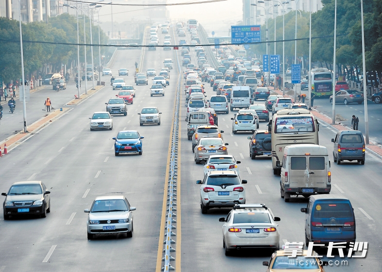 4月25日上午8时东二环荷花园路段交通压力较大，车辆通行缓慢。 均为长沙晚报记者 王志伟 摄