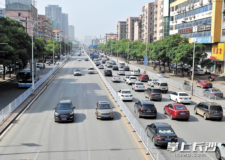 昨日上午8时东二环荷花园路段，北往南方向车流量虽然较大，但并未像以往一样出现严重拥堵。