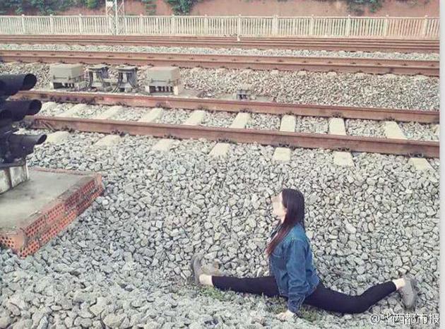 女生铁道旁秀一字马自拍。