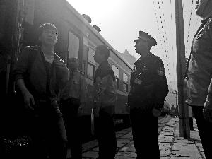 铁路增运方便了游客，驻站民警的工作量也随之翻倍。