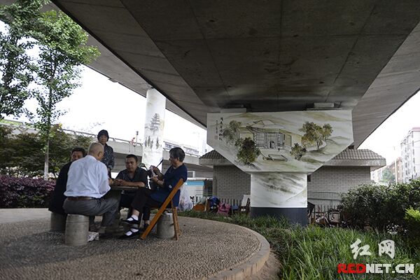 来此休闲的市民很多，大家对桥下的风景很满意。