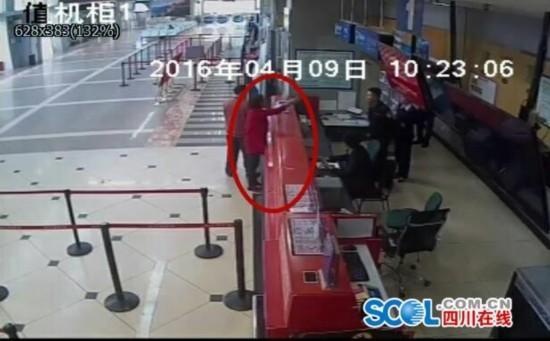 任性女子迟到登机被拒 耍泼大闹机场被刑拘